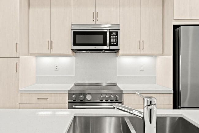 Gourmet Kitchen - 170 Uptown Cir