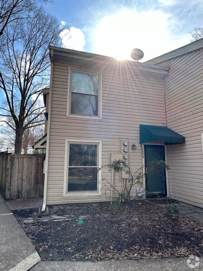 Building Photo - 1BD/1BA Townhouse located on the Germantow...