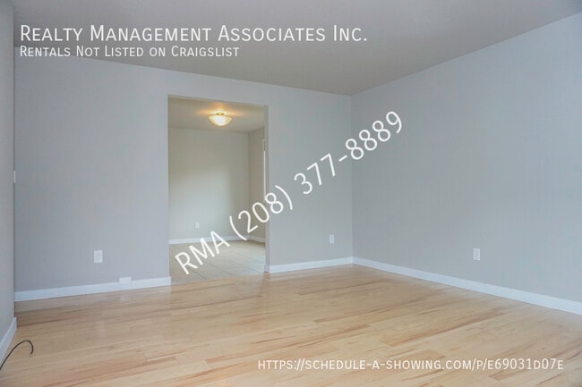 Photo - 1045 E Victory Rd