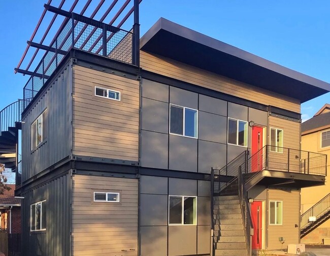 Building Photo - 451 Holcomb Ave Unit A