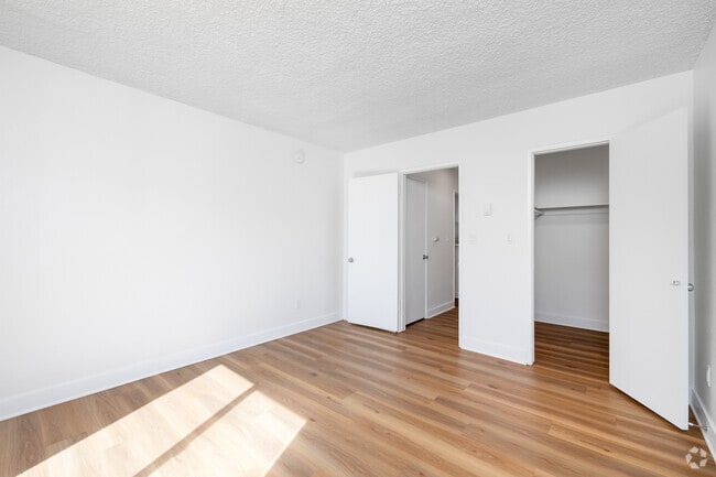 1BD, 1BA - 700SF - Bedroom