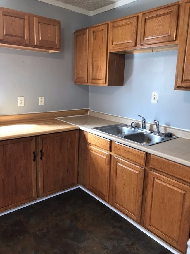 Building Photo - 4 bedrooms Rental