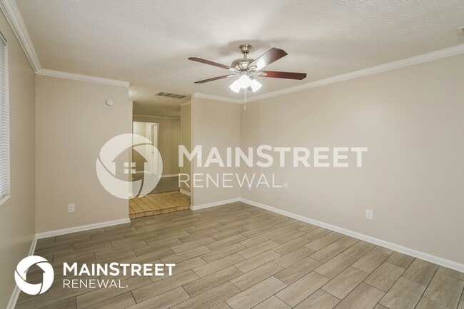 Photo - 960 Dostie Cir