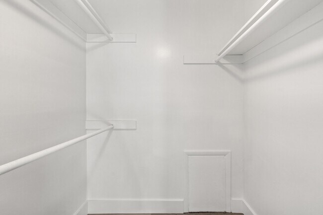 LUX Walk In Closet