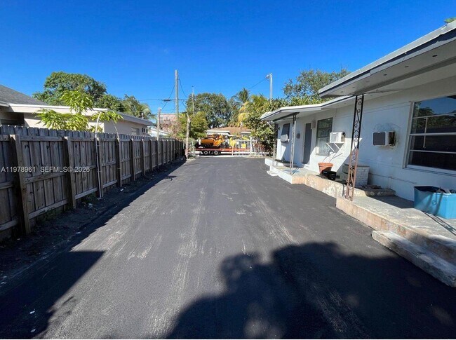 Building Photo - 132 NE 70th St Unit Back