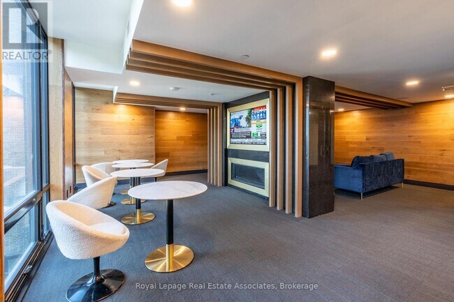 Photo - 145 Columbia St W Unité 1412