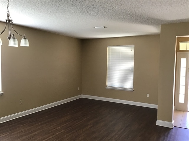 Photo - 724 Spruce Pine Ln