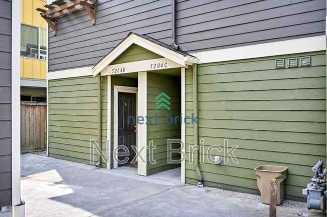 Building Photo - 5204 Delridge Wy SW Rental