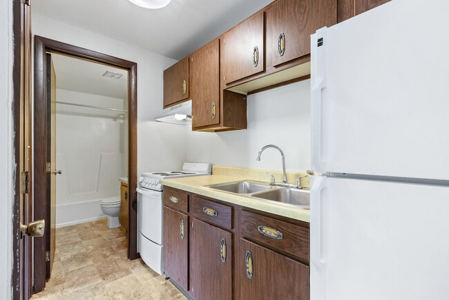 Charles Apts Green Bay, LLC