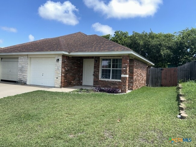 Building Photo - 1405 Cinch Dr Unit B