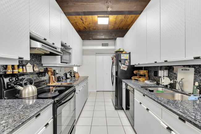 Photo - 720 E Coco Plum Cir