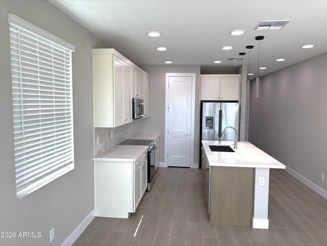 1009 E Pasadena Ave
