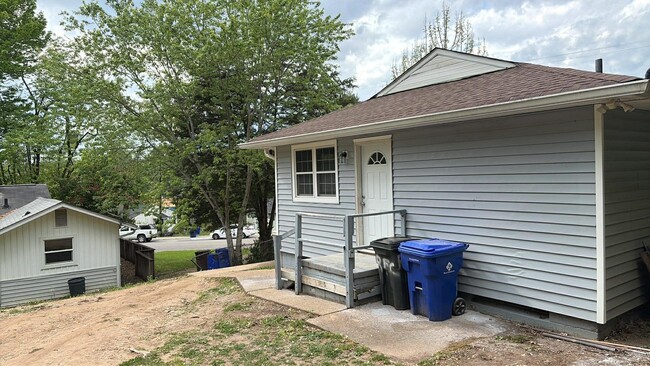 Building Photo - Oak Ridge 37830 - Move-In Ready 2 bedroom duplex - Call Lisa or Shannon