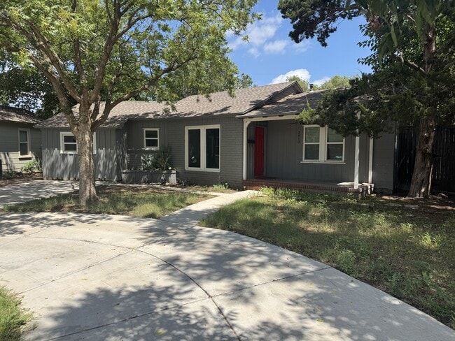 Building Photo - 2810 27th St Rental
