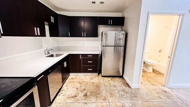 Hermosa cocina nueva - 242 S Broadway Unidad 100