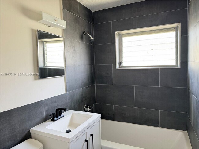 Photo - 816 NE 10th St Unit 1