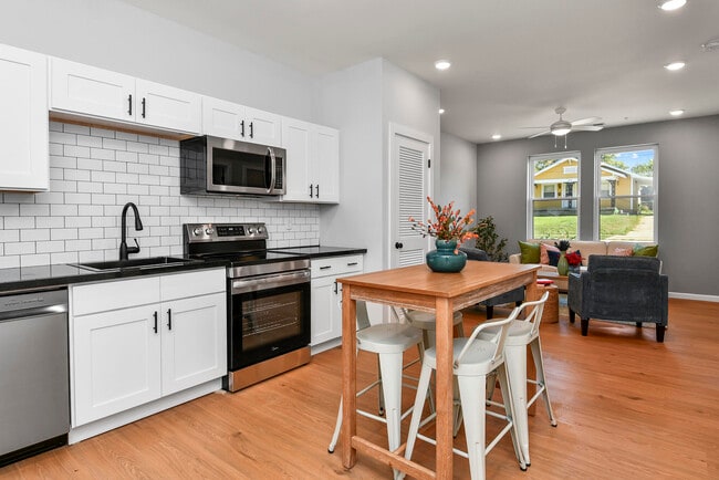 Building Photo - 505 W Grand St Unit 103