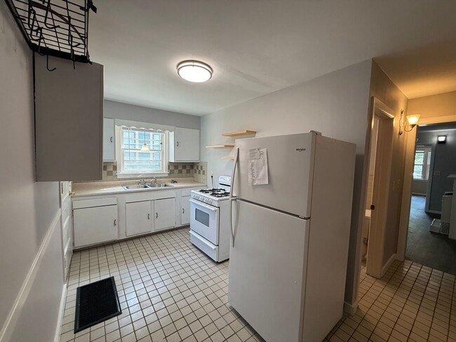 Building Photo - 1-bed 1-bath – Heritage Hill Apartment Unit Lyon 2