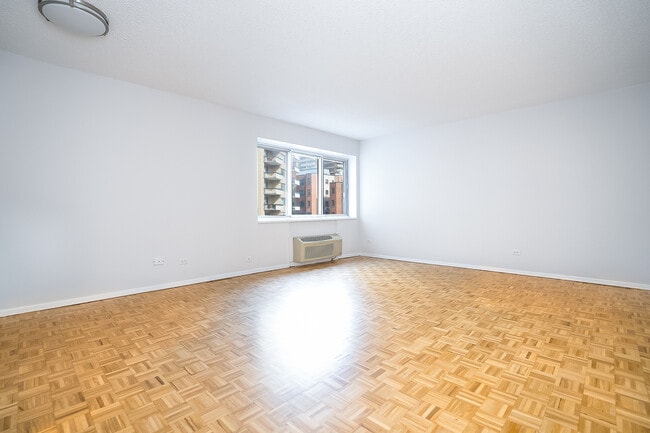 Building Photo - 3536 Ch De La Côte-Des-Neiges