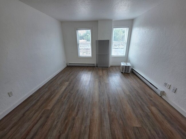 Building Photo - 153 E 2nd St Unit Apt 4