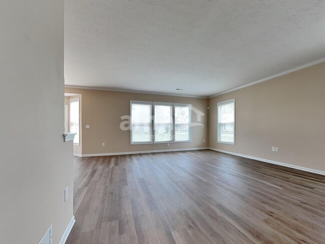 Photo - 310 Hennepin Dr