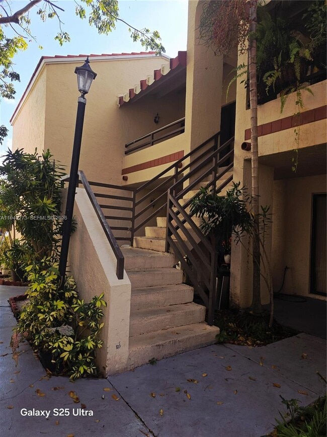 Building Photo - 20130 NE 3rd Ct Unit 6