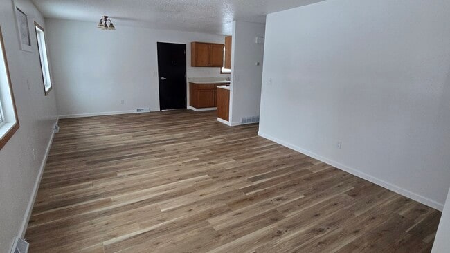 Photo - 563 4th St SE