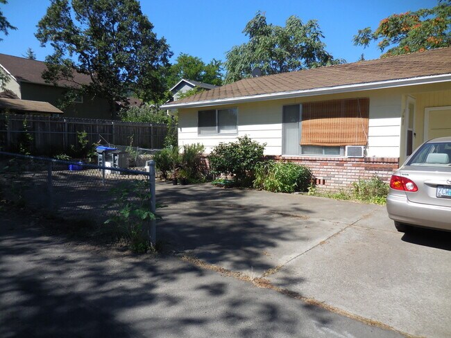 Photo - 1208 Iowa St Unit 1208 Iowa Apt B