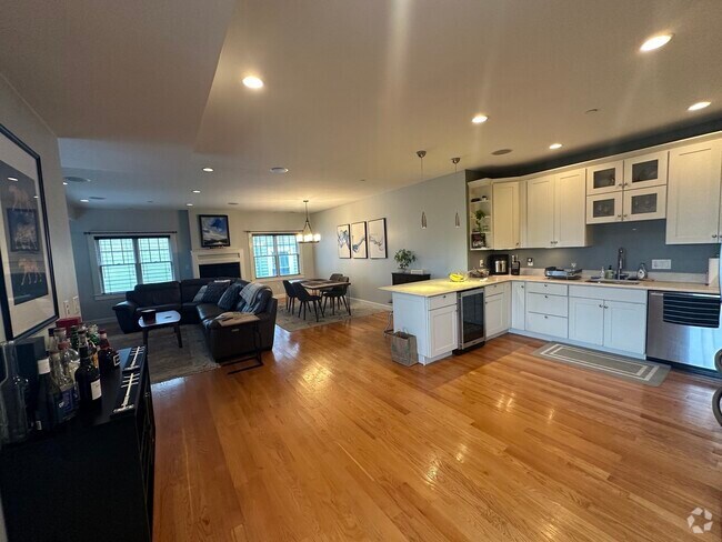 Building Photo - 345 W Broadway Unit 8 Rental