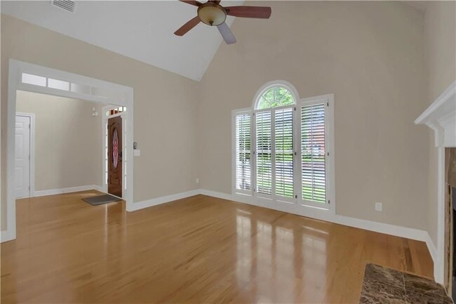 Photo - 312 Declaire Way NE