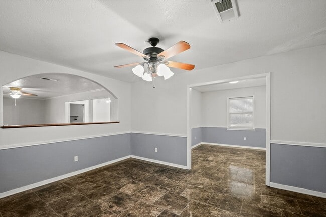1905 Zapp Ln