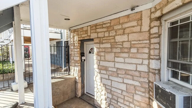 Photo - 1308 W Byron St Unit G