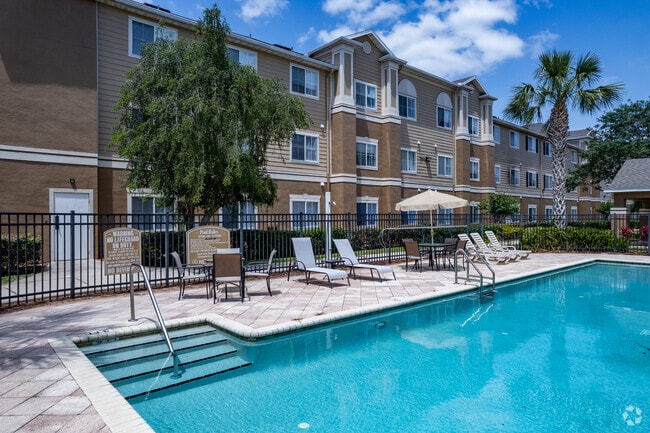 Área de la piscina - Lake Point Senior Apartments