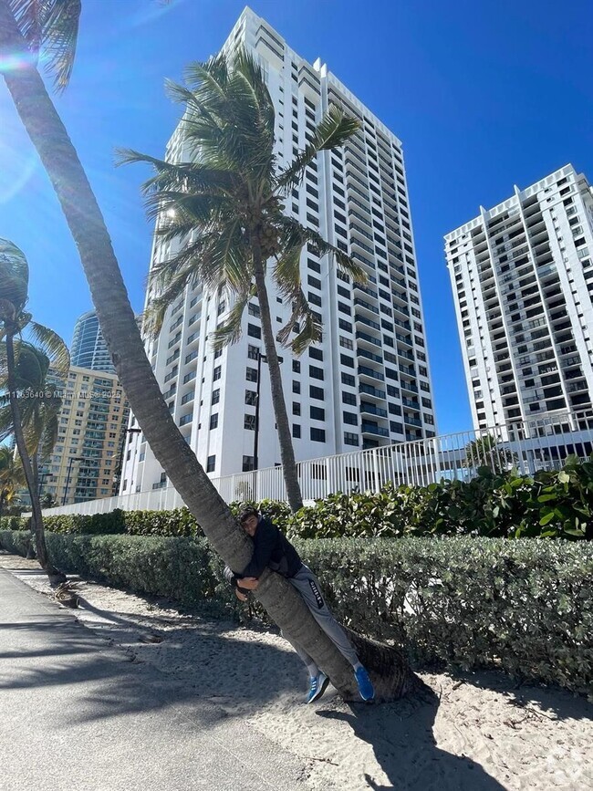 Building Photo - 2301 S Ocean Dr Unit 1104 Rental