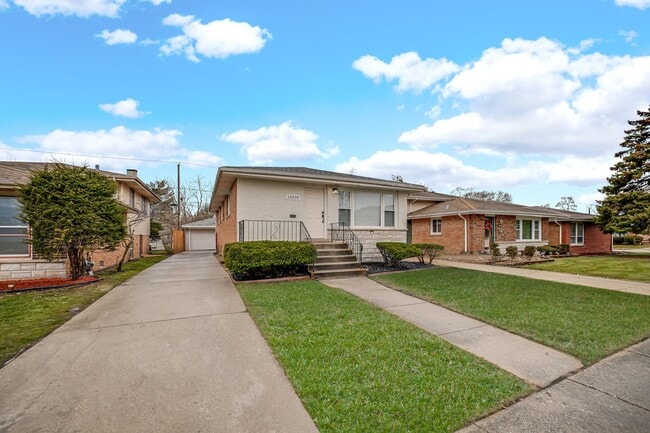 Photo - 14500 Van Buren St