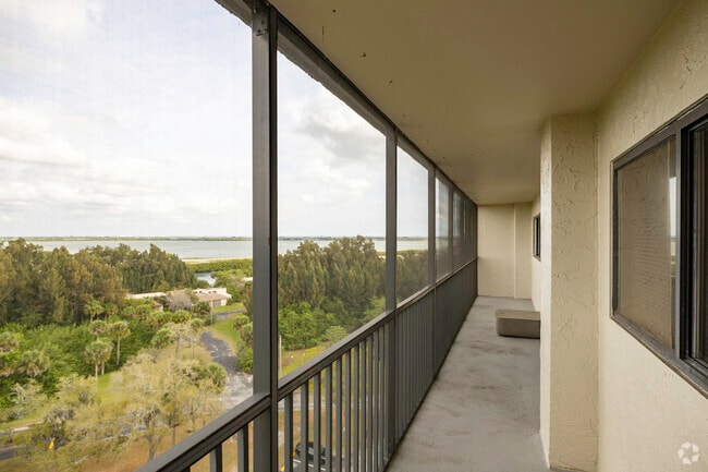 2BR, 2BA - 910SF - Balcony