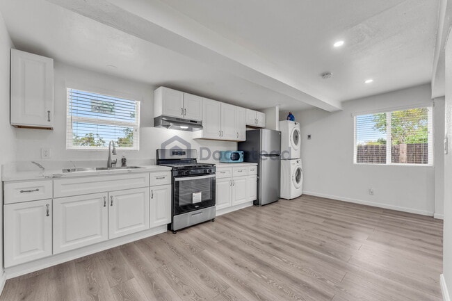 Building Photo - 551 Hichborn St Rental