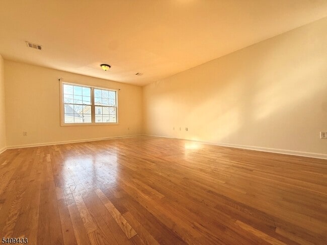 Building Photo - 623 Magnolia Ave Unit 2