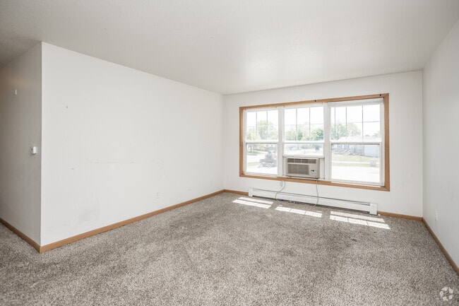 2BR, 1BA - 850 SF