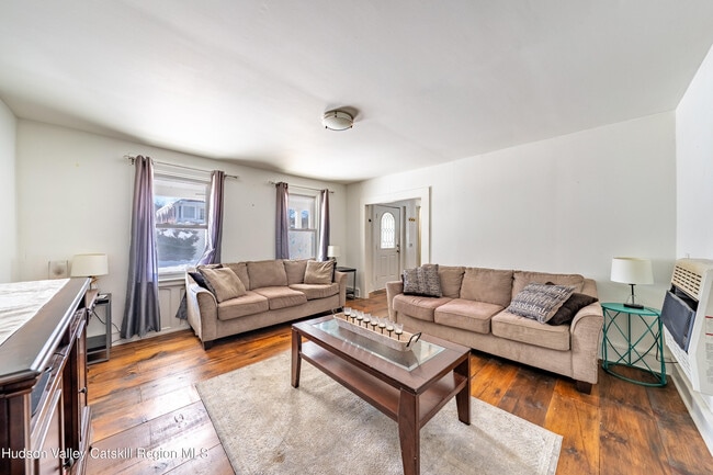 Photo - 648 Albany Turnpike