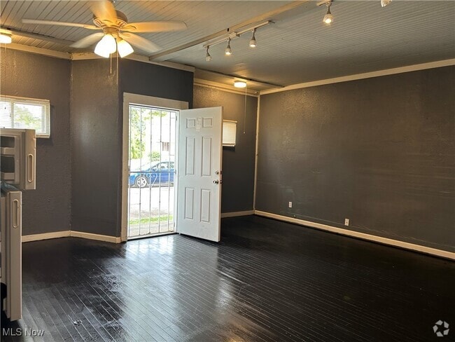 Building Photo - 1130 E 68th St Unit 4 Rental