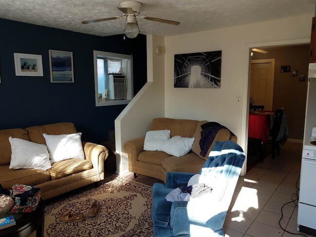 Living Room - 5323 Noyes Ave Unit C