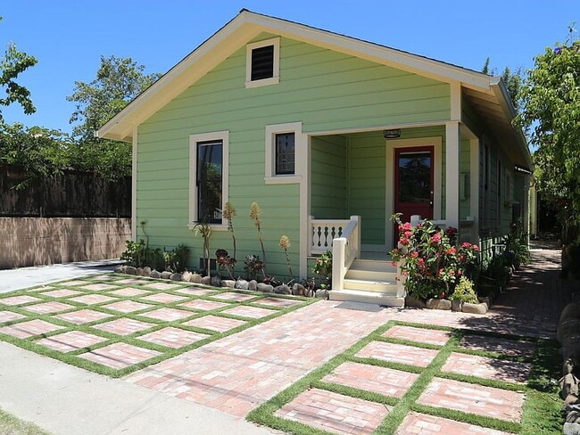 Building Photo - Charming 3-Bedroom Haven in Santa Barbara's Heart with Spacious Living!