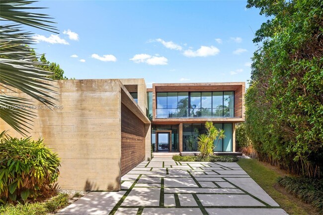 Photo - 825 E Dilido Dr