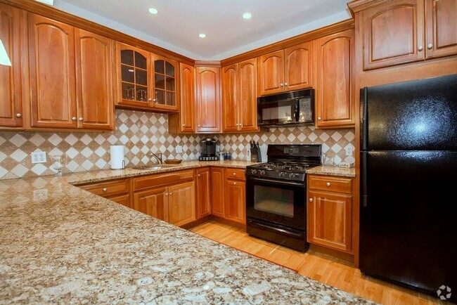 Building Photo - 2 Harvard Sq Unit 2 Rental