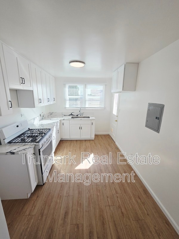 Building Photo - 1552 E Wilson Ave Rental