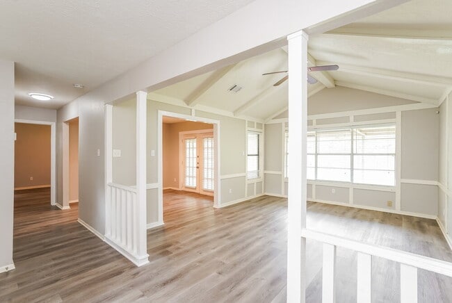 Photo - 332 Coventry Ln