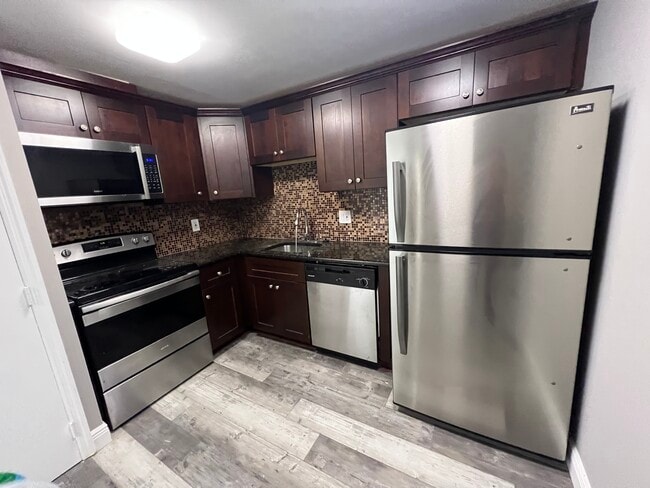 Building Photo - 4158 Inverrary Dr Unit 503