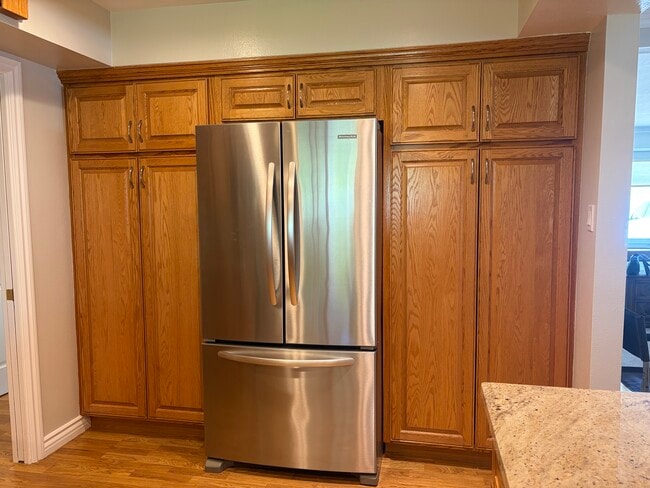 Stainless steel, refrigerator and icemaker and water dispenser - 2954 Baker St