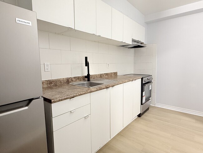 Photo - 1989 Wyandotte St W Unit 704